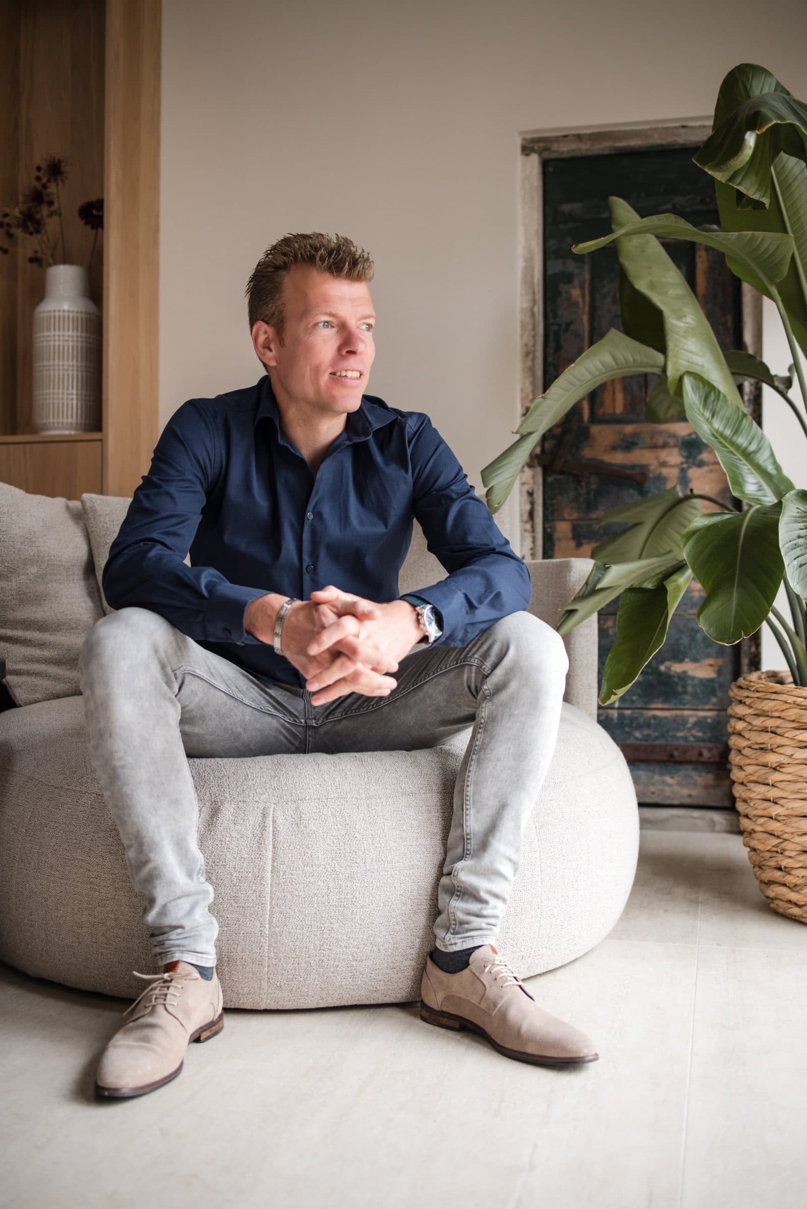 Jaco Golstein zit op een bank en kijkt opzij